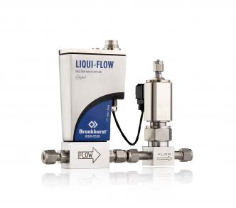 Промышленный термомассовый расходомер-регулятор расхода жидкости на малые расходы LIQUI‑FLOW L23I с клапаном C2I