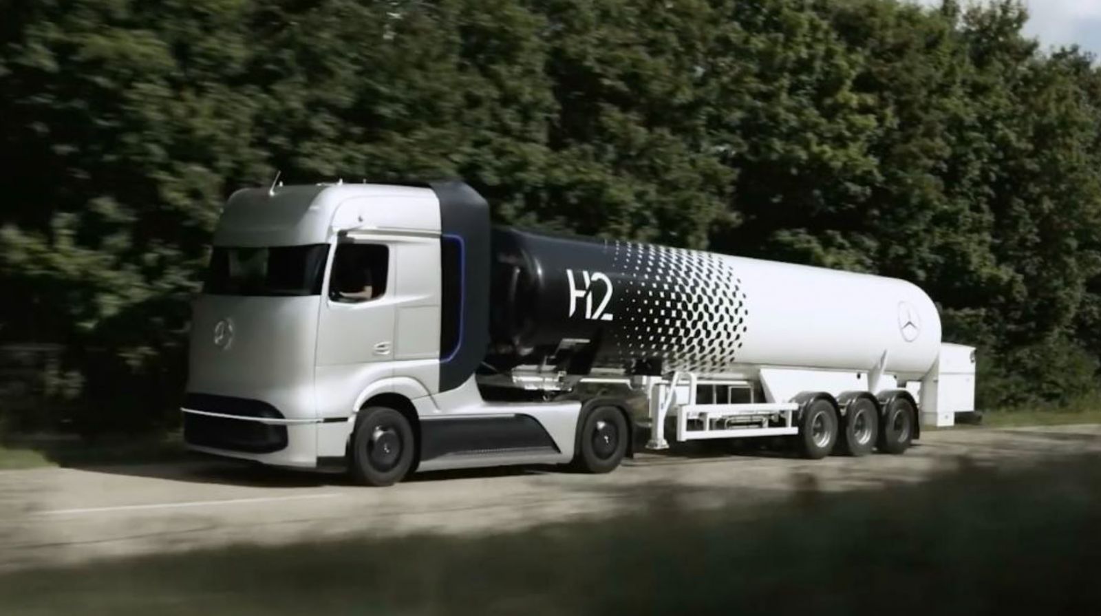 Водородный грузовик Mercedes-Benz