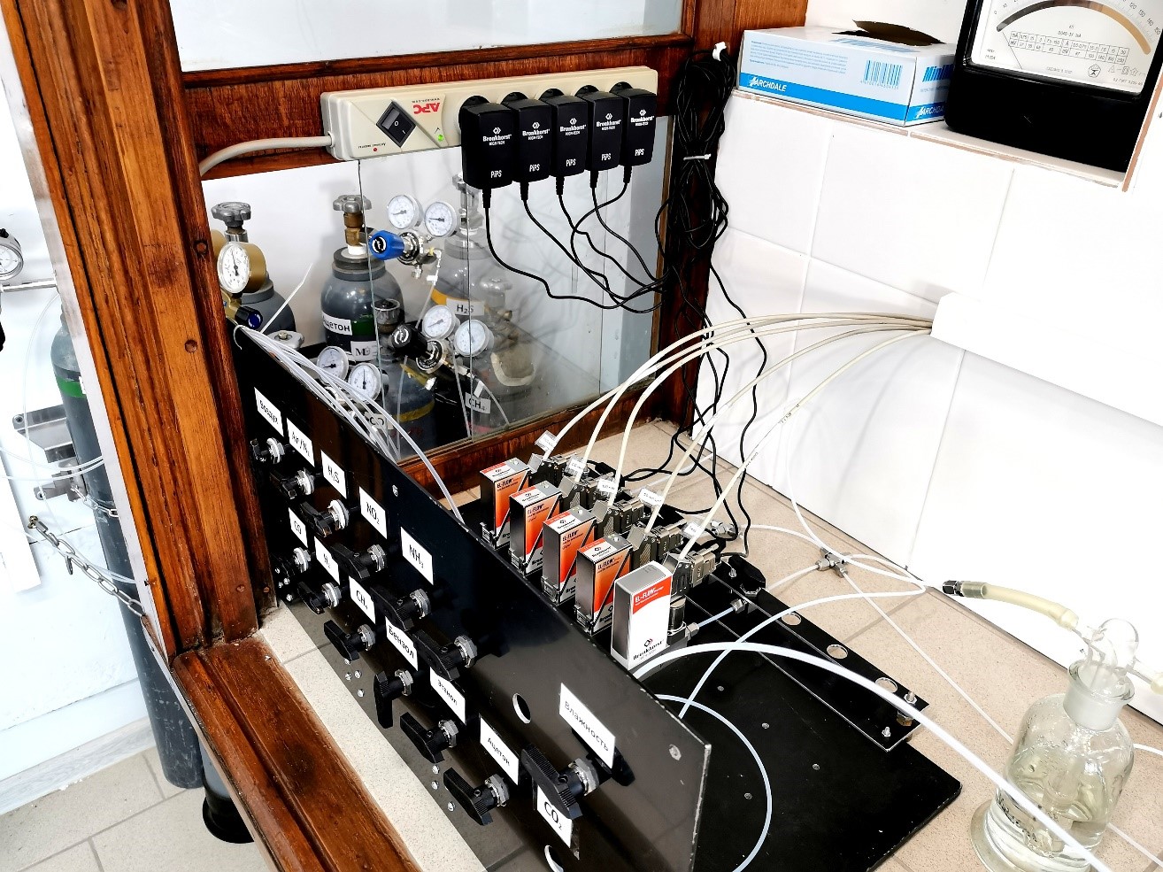 Лабораторная газосмесительная установка для измерения хеморезистивных свойств с пятью РРГ EL-FLOW
